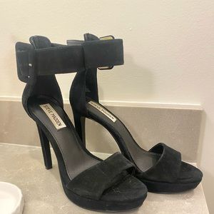 Steve Madden black suede heel